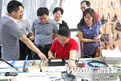省領導來宜考察微特電子發展近況