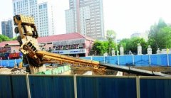 武漢：起重吊車作業失衡栽倒在地